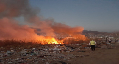 Instala Protección Civil refugio temporal ante incendio en basurero municipal de Santa María Atzompa