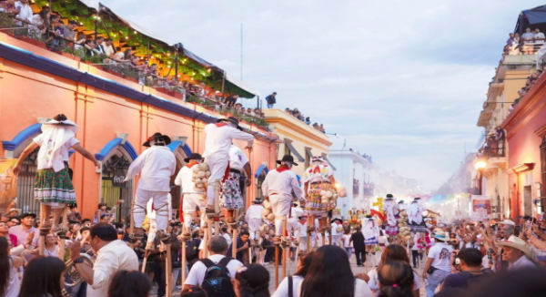 Desborda algarabía, música y folclor por las calles con el segundo Desfile de Delegaciones de la Guelaguetza 2025