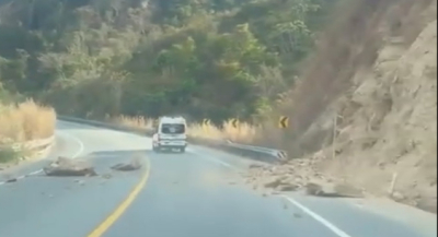 Reporta Protección Civil circulación intermitente en la autopista Barranca Larga–Ventanilla por caída de roca