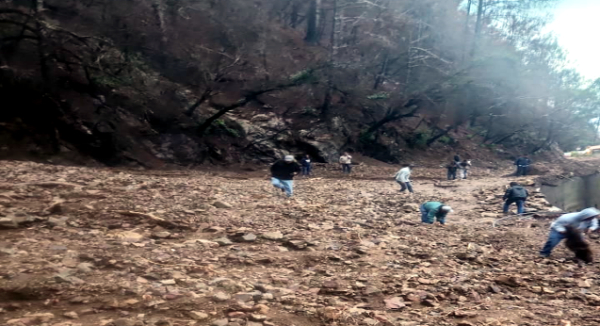 Cierran circulación en la Sierra de Juárez por deslizamiento de lodo y piedras