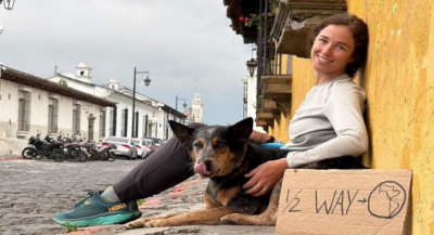 Lucy Barnard y su perro Wombat llegan a Oaxaca, su meta es caminar 13 países y lograr el récord Guinness
