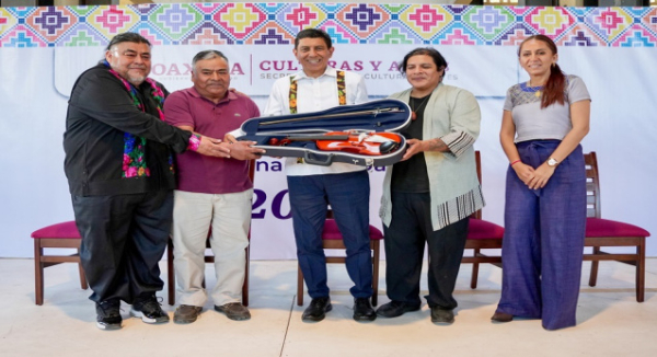 Fortalece Salomón Jara la identidad de los pueblos con entrega de mil 91 instrumentos a 214 bandas musicales