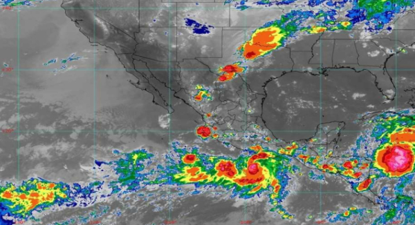 La depresión tropical Diez-E permanece estacionaria frente a las costas del Pacífico sur mexicano