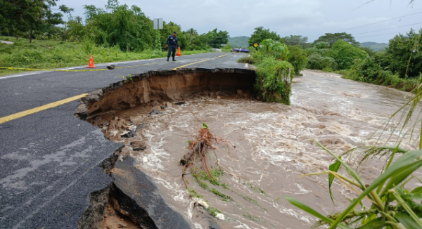 Oaxaca: Cerrado el paso en la Carretera Federal 200 a la altura de Puente Mancuernas