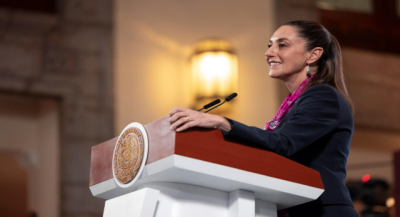 Presidenta Claudia Sheinbaum firma decretos para facilitar la movilidad de maestras y maestros y para congelar la edad de jubilación