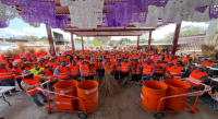 Entrega Ray Chagoya herramientas de trabajo a personal de limpia y barrido