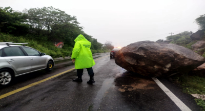 Reportan derrumbes en la Carretera Federal 190; se recomienda manejar con precaución