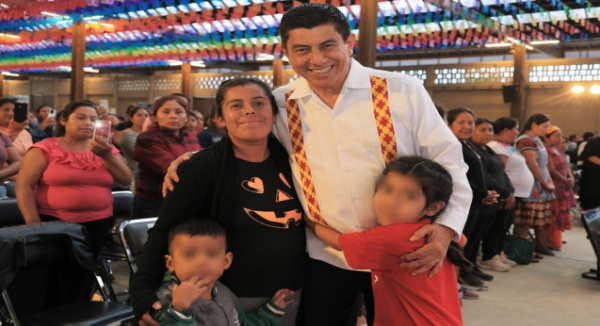 Con entrega de apoyos a jefas de familia, Primavera Oaxaqueña ve, escucha y respalda a las mujeres: Salomón Jara