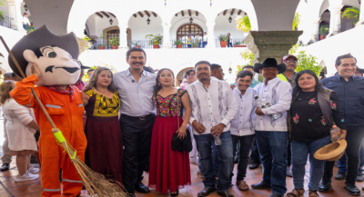 Reconocen a barrenderas y barrenderos en su día con alegre calenda