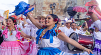 Música, cultura, pirotecnia, alegría y color en el Primer Desfile de Delegaciones 2024