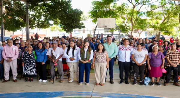 Llevan apoyos alimentarios y lentes a familias de Oaxaca de Juárez