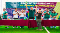 Ray Chagoya participa en intercambio de estampas del Mundial Social 2026 en Oaxaca de Juárez