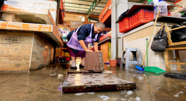 Municipio de Oaxaca de Juárez refuerza acciones de desazolve en el Mercado 20 de Noviembre