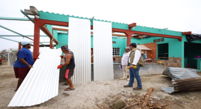 Entrega SIC más de 12 mil láminas a personas afectadas por Erick para poner a la Costa de pie