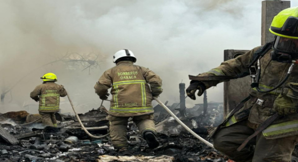 Controlan Bomberos de Oaxaca incendio en basurero clandestino en San Francisco Lachigoló