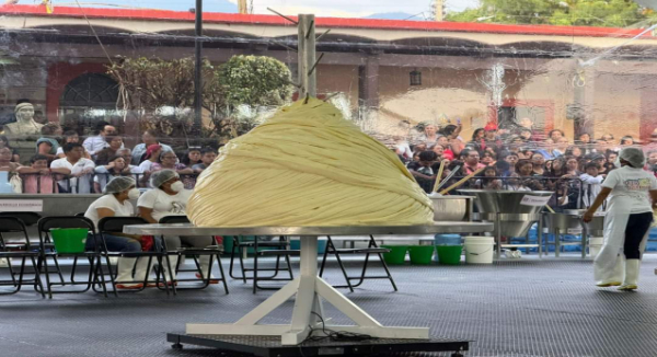 Oaxaca rompe Récord Guinness con el quesillo más grande del mundo