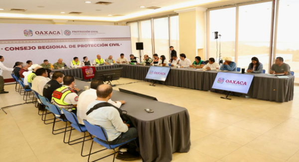 Oaxaca trabaja en la restauración de servicios básicos tras el impacto del huracán Erick en la Costa