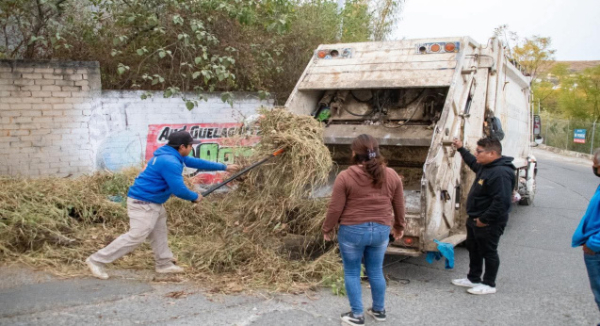 Realizan Tequio Vecinal en la Calzada del Panteón, agencia de San Felipe del Agua