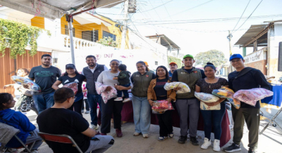 DIF Municipal entrega cobijas y apoyos de maternidad en San Martín Mexicapam