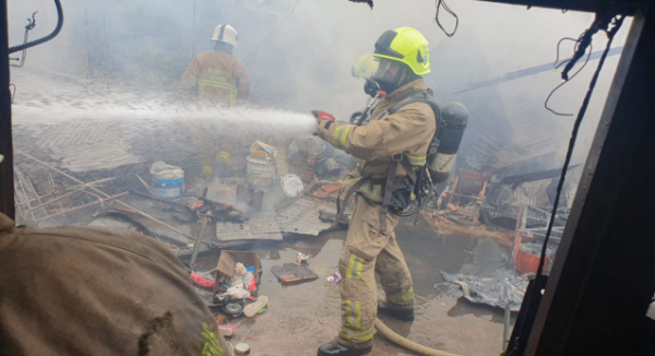 Atienden cuerpos de seguridad y auxilio incendio registrado en Ciudad de Oaxaca