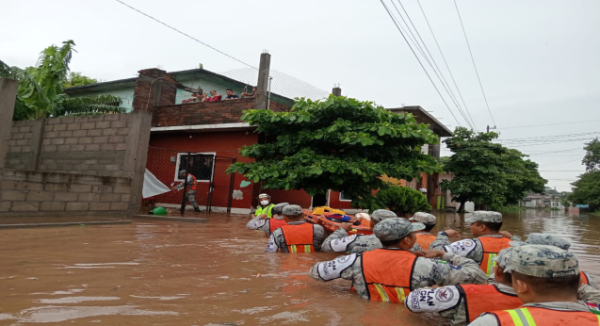 Rescata Policía Estatal a familia damnificada por desbordamiento del río Los Perros, en el Istmo