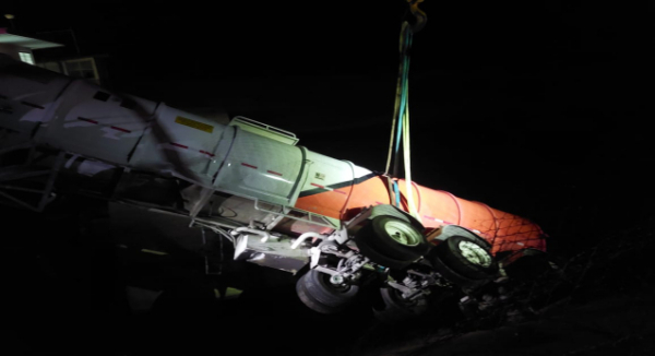 Recuperan tráiler volcado en Oaxaca; descartan explosión por tanque vacío