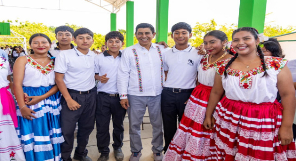 Con obras de infraestructura educativa, mejora Gobierno del Bienestar aprendizaje de las adolescencias en Santa María Tonameca