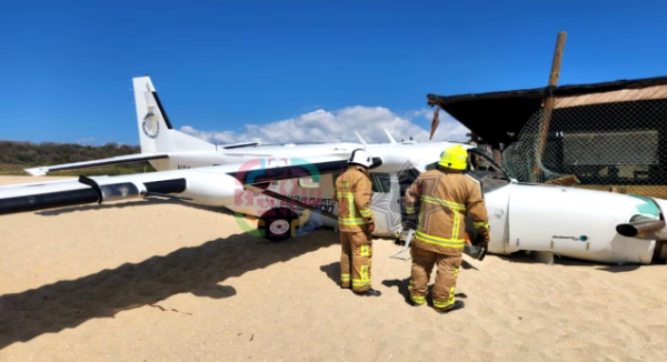 Pierde control avioneta de paracaidismo y cae en playa de Puerto Escondido; saldo un muerto y 5 heridos