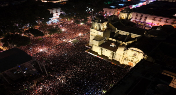 Más de 35 mil personas cantan al amor y la nostalgia en una sola voz con Siddhartha
