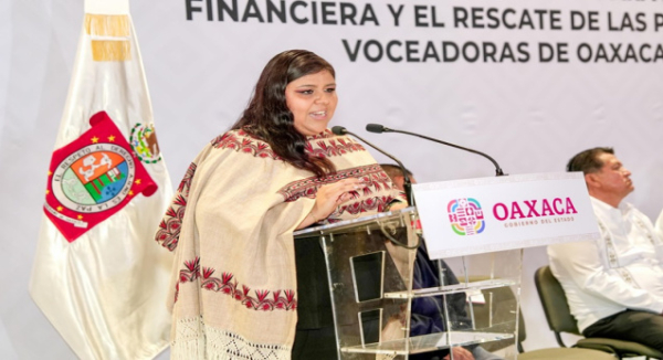 Otorga Salomón Jara financiamiento a personas voceadoras de Oaxaca para la preservación de este oficio