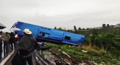 No se registran oaxaqueños fallecidos en accidente de autobús sobre la carretera Puebla – Atlixco