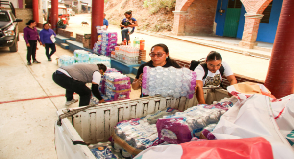 Se suma DIF Oaxaca al apoyo de las familias de Mixtepec desplazadas por incendios
