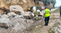 Atienden derrumbe en la carretera 175, en Miahuatlán de Porfirio Díaz