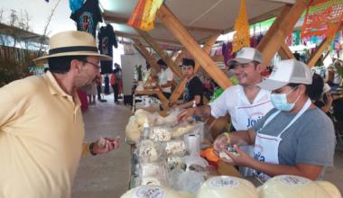 Tercera generación creadora del quesillo expone en la Feria del Mezcal