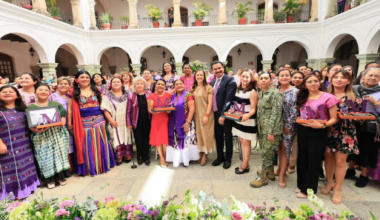 Cabildo de Oaxaca de Juárez entrega la distinción ciudadana “Mujer Oaxaqueña 2026, Arcelia Yañiz Rosas”