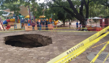 Protección Civil Municipal atiende reporte de socavón en la zona del Parque del Amor