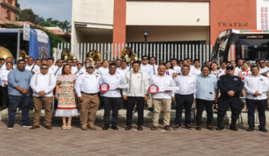 Entrega Gobernador de Oaxaca autobuses para las bandas de Música del Estado y de la SSPC