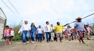 En recorrido por zona afectada al paso de huracán "Erick", Salomón Jara brinda atención directa a comunidades