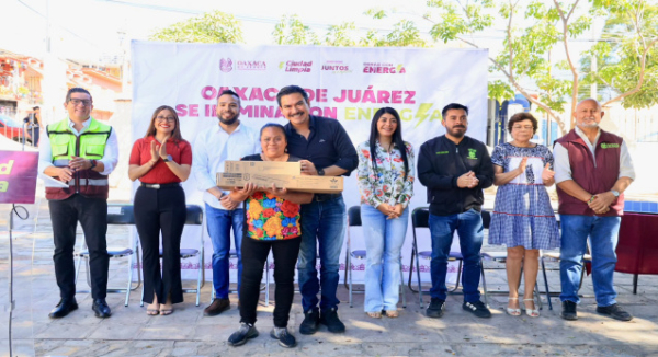 Ray Chagoya entrega más luminarias a barrios y colonias de Oaxaca de Juárez para fortalecer la seguridad