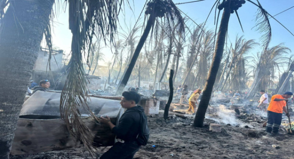 Sin víctimas tras incendio en Punta Zicatela; fuego deja pérdidas totales en hasta 70 negocios