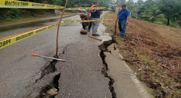 Exhorta CEPCyGR extremar precauciones por hundimiento en carretera federal 182, tramo Tuxtepec – Jalapa de Díaz
