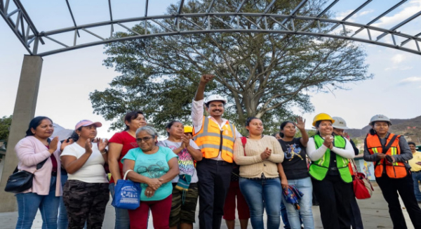 Ray Chagoya supervisa construcción de techado en telesecundaria de Trinidad de Viguera