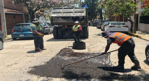 Continúan trabajos de bacheo en la colonia La Cascada de Oaxaca de Juárez