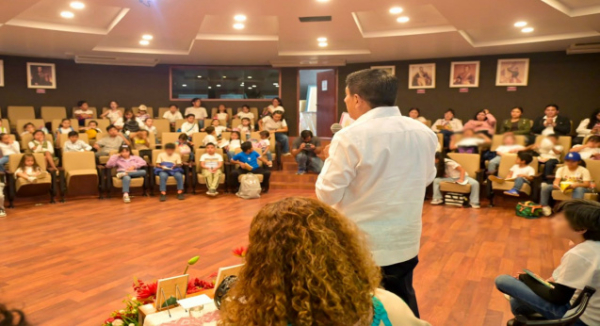 Participan Salomón Jara y niñas y niños en actividad de fomento a la lectura