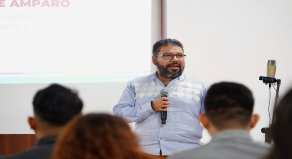 Maestrantes dialogan con el Consejero Jurídico sobre el cumplimiento de la Ley de Amparo