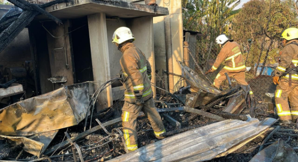 Sofocan Bomberos de Oaxaca incendio registrado en taller mecánico de Tlalixtac de Cabrera