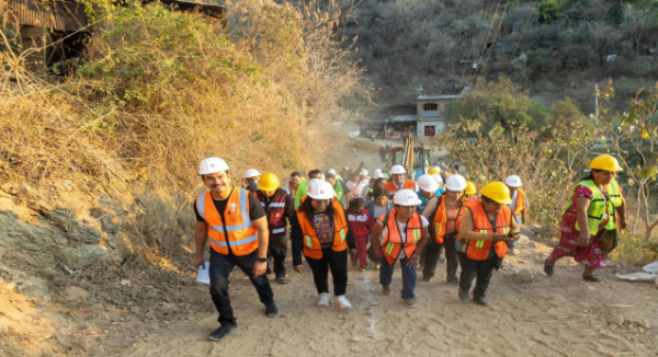 Ray Chagoya supervisa construcción de red de drenaje sanitario en colonia Los Ángeles de Pueblo Nuevo