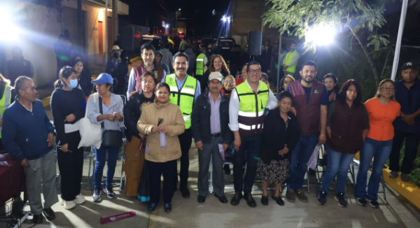 Ray Chagoya entrega pavimentación de la calle Tlaxiaco en San Martín Mexicapam