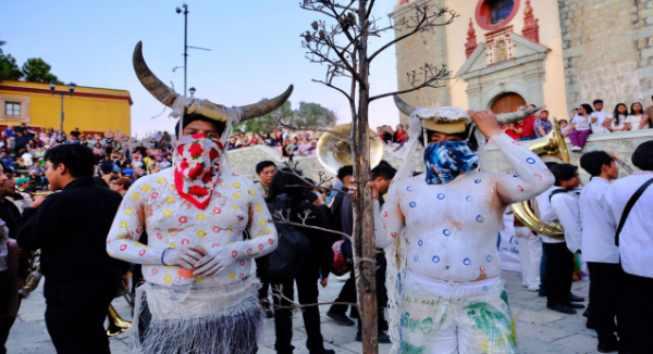El corazón de la capital latió al ritmo de 14 carnavales oaxaqueños