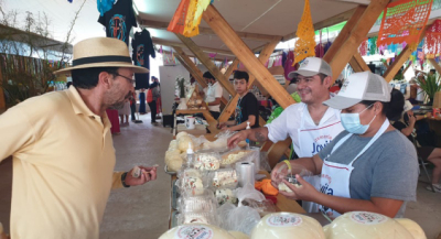 Tercera generación creadora del quesillo expone en la Feria del Mezcal